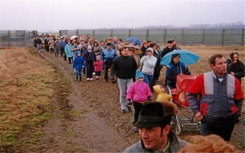 Als auch endlich bei Schladen der DDR-Grenzzaun aufgeht Die Grenze ist offen: Menschen strömen am 3. März 1990 bei Isingerode durch das Loch im Zaun.