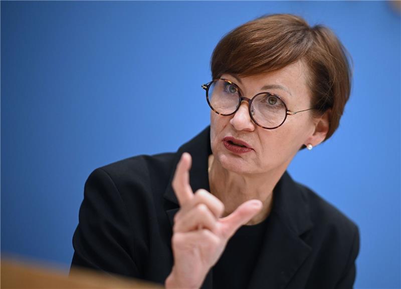 Die Grenze zwischen ziviler und militärischer Forschung verschwimme mit zunehmendem technologischem Fortschritt ohnehin immer stärker, so Bettina Stark-Watzinger (FDP).
