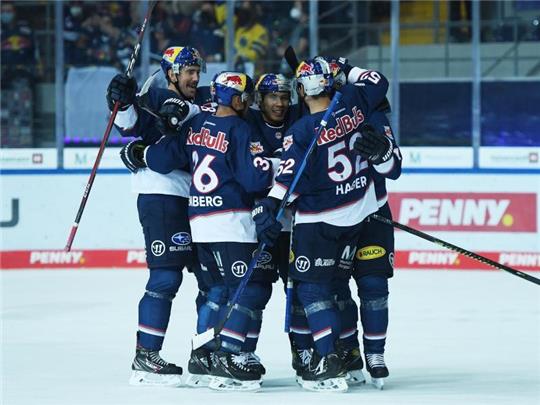 Die Grizzlys jubeln über ein Tor im Olympia-Eissportzentrum. Foto: Angelika Warmuth/dpa/Archivbild
