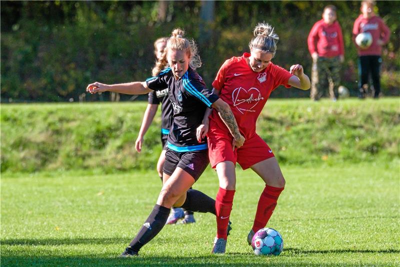 Der gute Zusammenhalt in Groß Döhren bringt den Erfolg Die Groß Döhrenerin Leonie Tacke (re.) im Duell mit Sophie Kellermann von Pfeil Broistedt II. Das Duell Dritter gegen Zweiter der Vorsaison steigt auch 23/24. Foto: Drechsler