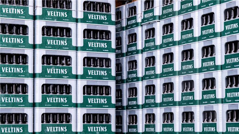 Am Bier wird gespart - Brauer und Gastro unter Druck Die Großbrauerei Veltins steigert ihren Absatz entgegen dem schrumpfenden Branchentrend. (Archivbild)