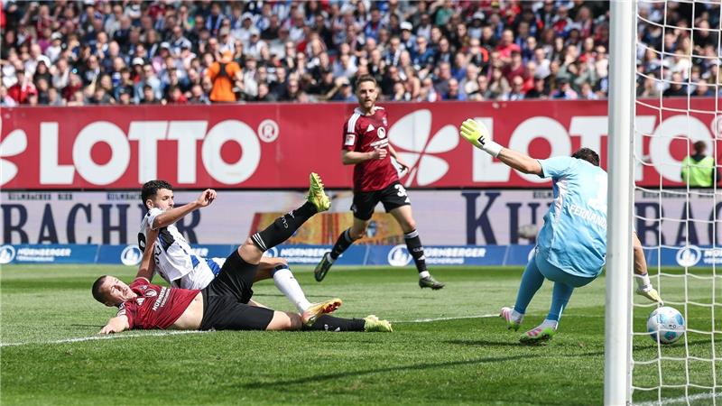 Bärenstarker Dompé führt HSV zum Überzahl-Sieg in Nürnberg Die Großchance zum 1:1 für Nürnberg: Ondrej Karafiat (l) scheitert im Fallen an HSV-Torwart Daniel Heuer Fernandes.