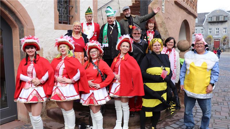 Die Große Karnevalsgesellschaft Goslar (GKG) vor dem Rathaus, um die Insignien der Macht einzufordern.