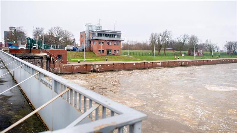 Schlepper prallt gegen Emder Schleusentor Die Große Seeschleuse ist zwar beschädigt, aber weiter in Betrieb. (Symbolbild)