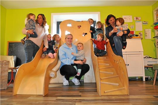 Die Großtagespflege „Grashüpfer“ in Immenrode mit Skadi Ebel, der damaligen Praktikantin Julie Liehr und Sandra Reineke bei einem Besuch im April vorigen Jahres. Foto: Heine