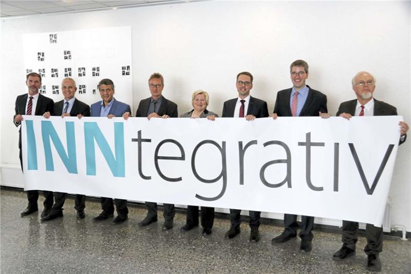 Neue Wege zum 70. Geburtstag Die Gründung der „Inntegrativ“ feierten Geschäftsführer Pierre Noster, Landrat Thomas Brych, Außenminister Sigmar Gabriel, Geschäftsführer Jörg Barlsen, Sozialministerin Cornelia Rundt, Goslars BFW-Chef Lars Pallinger, Oberbürgermeister Dr. Oliver Junk und Hauptausschussvorsitzender Prof. Dr. Ralf Kreikebohm (v.li). Foto: Roß
