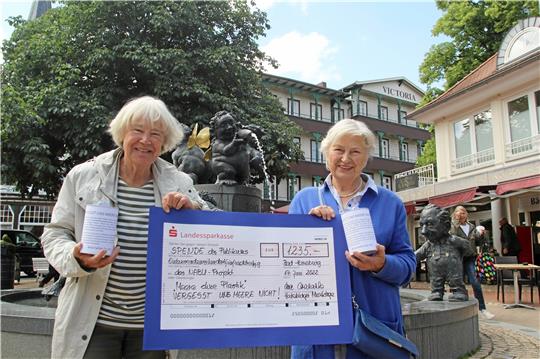Die Gründungsmitglieder der Musiktage-Gesellschaft, Dr. Helga Haun (l.) und Nina Festerling, präsentieren den symbolischen Spendenscheck über 1235 Euro. Foto: Nachtweyh