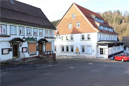 Die „Grüne Tanne“ und das „Historische Rathaus“ bilden ein denkmalgeschütztes Ensemble in der Bergstadt Lautenthal.