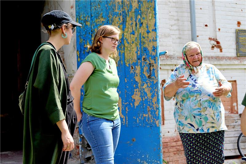 Reise in die Ukraine: Wiederaufbau als Akt des Widerstands Die Grünen- Bundestags- abgeordneten Karoline Otte (Mitte) aus Northeim und Deborah Düring aus Frankfurt im Gespräch mit der Küsterin der Dorfkirche in dem ukrainischen Dorf Lukashivka. Foto: Privat