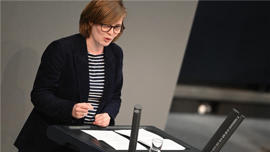 Die Grünen-Bundestagsabgeordnete Karoline Otte spricht im Bundestag.