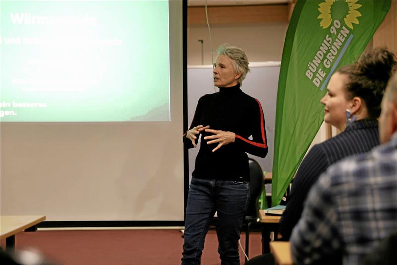 Keine Angst vor dem Heizungsgesetz? Die Grünen-Landtagsabgeordnete Ulricke Täck (l.) aus Schleswig-Holstein erklärt in Goslar auf Einladung der Grünen-Kreisverbandssprecherin Agnes Eberhard (r.) das Heizungsgesetz. Foto: Haeseler