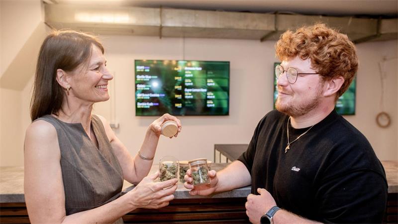 Ministerin schnuppert an Cannabis-Sorten Die Grünen-Politikerin roch an verschiedenen Proben.