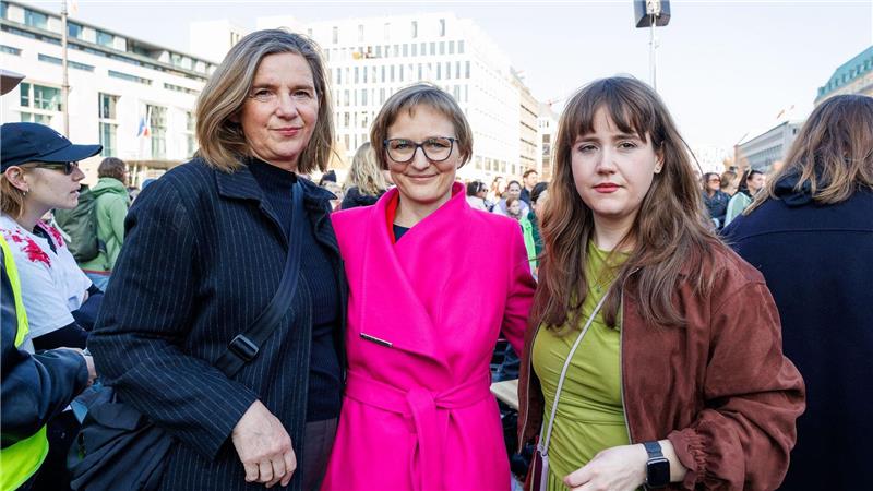Tausende demonstrieren gegen digitale sexuelle Gewalt Die Grünen-Politikerinnen Katrin Göring-Eckardt, Franziska Brantner und Ricarda Lang (l-r) waren ebenfalls am Brandenburger Tor.