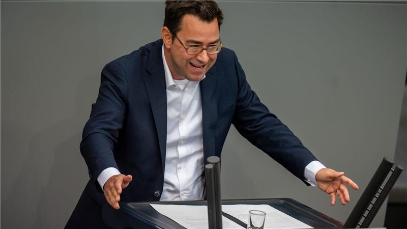 Klingbeil verspricht: Schlaglöcher weg, Bahn pünktlicher Die Grünen kritisieren den Entwurf.