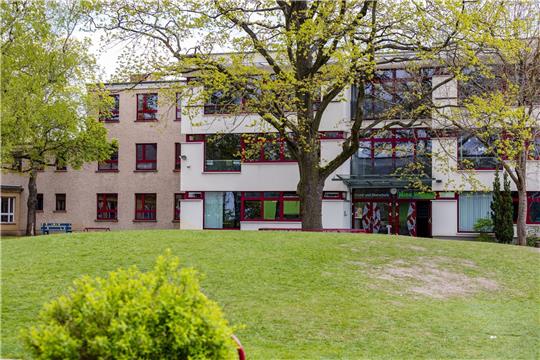 Die Grund- und Oberschule in Burg (Spreewald). In einem offenen Brief haben Lehrkräfte rechtsextreme Vorfälle an ihrer Schule im Spree-Neiße-Kreis beklagt.