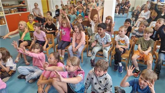 Die Grundschüler feuern die Profimusiker an, damit sie noch weiterspielen.