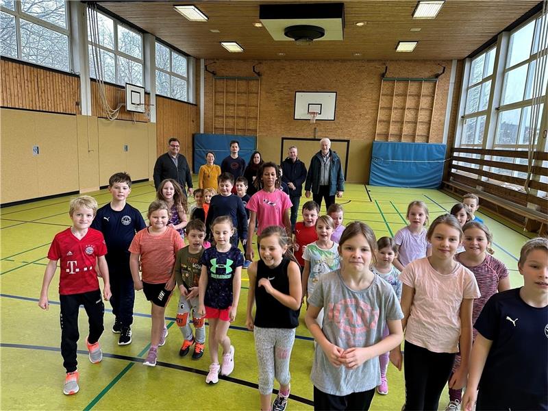 Neuer Boden in der Turnhalle St. Andreasberg Die Grundschüler freuen sich ebenso über den neuen Boden der Turnhalle wie im Hintergrund (von links) Bürgermeister Wolfgang Langer, Lehrerin Sabine Hoffmann, pädagogischer Mitarbeiter Tobias Duderstaedt, Schulleiterin Anne Romig, Bauamtsleiter Thomas Reiß und Ortsvorsteher Karl-Heinz Plosteiner. Foto: Eggers