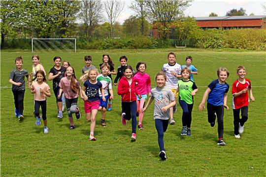 Die Grundschule Hahndorf nimmt wieder mit vielen Schülerinnen und Schülern am Goslarer Altstadtlauf teil. Am Freitag fand auf dem Sportplatz die letzte Trainingseinheit statt.  Fotos: Epping