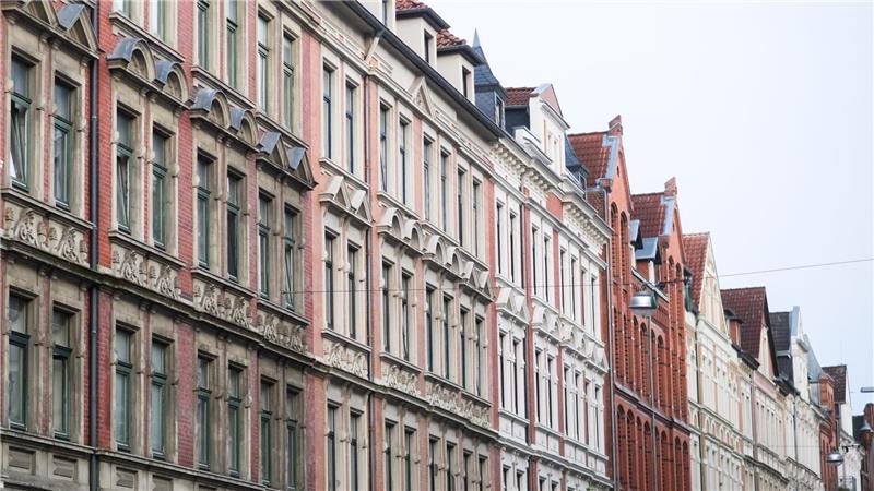 Die Grundsteuer können Eigentümer über die Nebenkostenabrechnung an Mieter weitergeben. Für viele Haushalte wird Wohnen dadurch teurer. (Archivbild)
