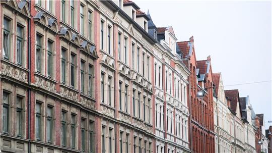 Die Grundsteuer können Eigentümer über die Nebenkostenabrechnung an Mieter weitergeben. Für viele Haushalte wird Wohnen dadurch teurer. (Archivbild)