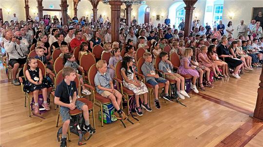 Die Grunschule Bündheim feiert wieder im Büdheimer Schloss und anschließend im Schulgebäude.