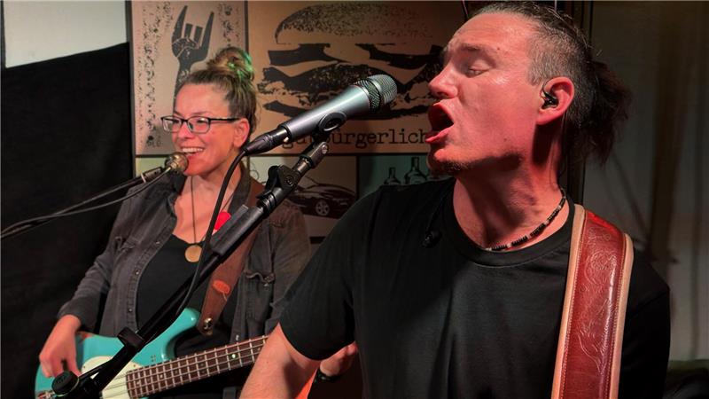 Unterwegs von Kneipe zu Kneipe, um tolle Live-Musik zu erleben Die Gruppe „Colour The Sky“ heizt dem Publikum im „Jaspers“ ein.
