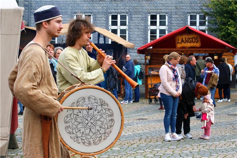Die Gruppe Gugelhupf sorgt für Stimmung auf dem Marktplatz.