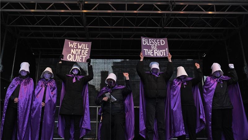 Die Gruppe Handmaidsriot stehen auf der Bühne auf dem Hamburger Rathausmarkt während der Demonstration gegen sexualisierte Gewalt gegen Frauen.