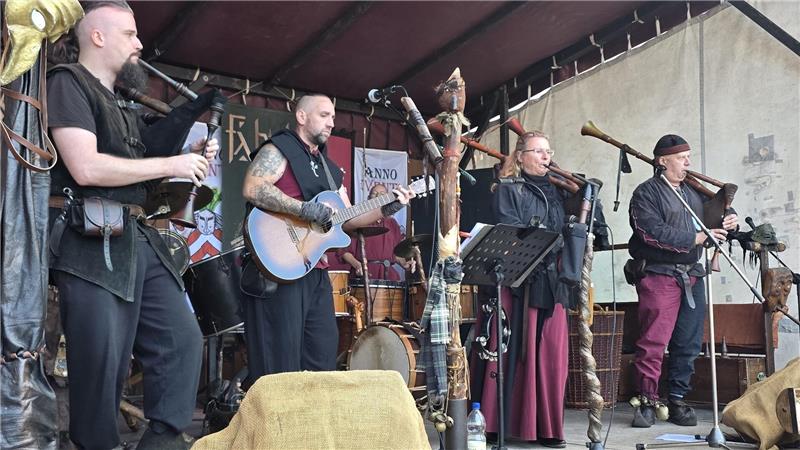 Die Gruppe Klanginferno sorgt für Stimmung auf dem Marktplatz.