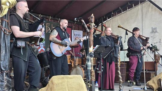 Die Gruppe Klanginferno sorgt für Stimmung auf dem Marktplatz.