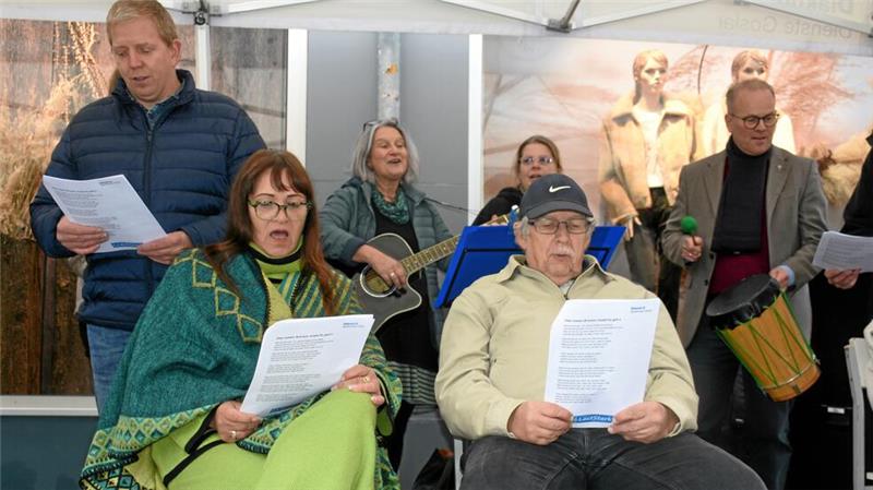 Mit jedem Loskauf werden Menschen unterstützt Die Gruppe „LautStark“ der Diakonischen Dienste wird durch Verwaltungsmitglieder aufgefüllt, und der Chef haut auf die Pauke.