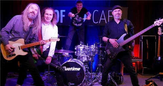 Die Gruppe Quotime von links nach rechts: Stefan Furtner (Gitarrist), Kai-Uwe Scheffler (Leader, Gitarrist, Sänger), Michael Schreiner (Drummer), Thomas Gropp (Bass)