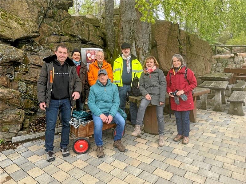 Bad Harzburger sammeln 20 Kubikmeter Müll Die Gruppe "Saubermänner" (zu derauch Frauen gehören) machen traditionell von der Bergbahn bis zu dn Rabenklippen "klar Schiff". Foto: Privat