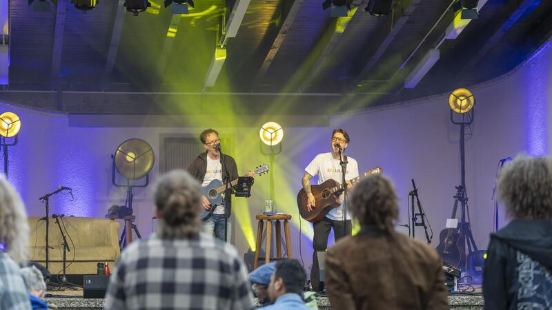 Was war los im Kurpark Lautenthal? Stifflers Dad heizt dem Publikum als erste Band des Abends ein.