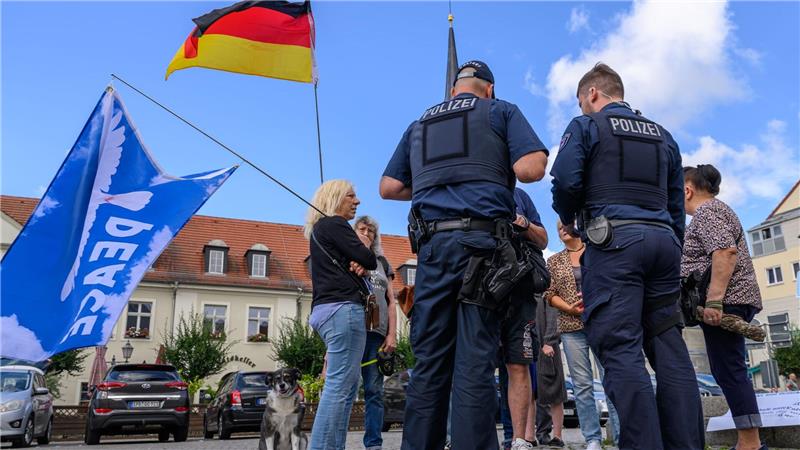 Die Gruppe der Demonstranten ist überschaubar.