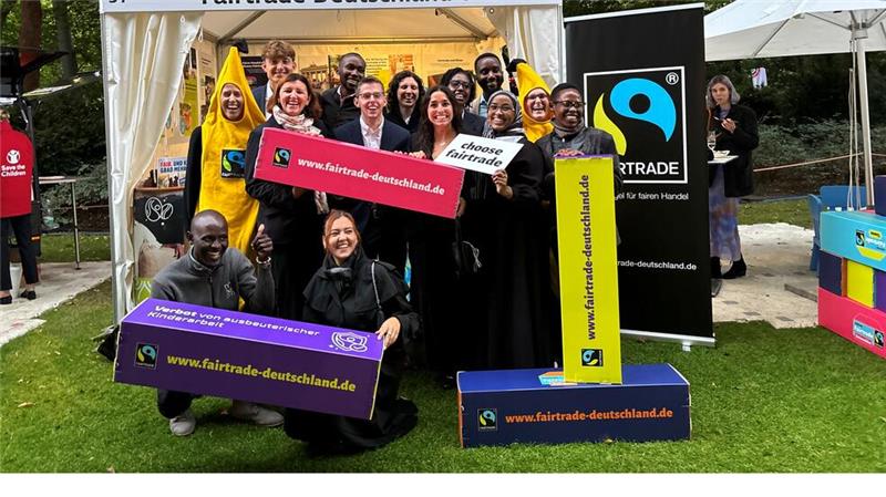 Goslarer Fair-Trade-Aktivisten zu Besuch beim Bundespräsidenten Die Gruppe präsentiert sich an ihrem Infostand.