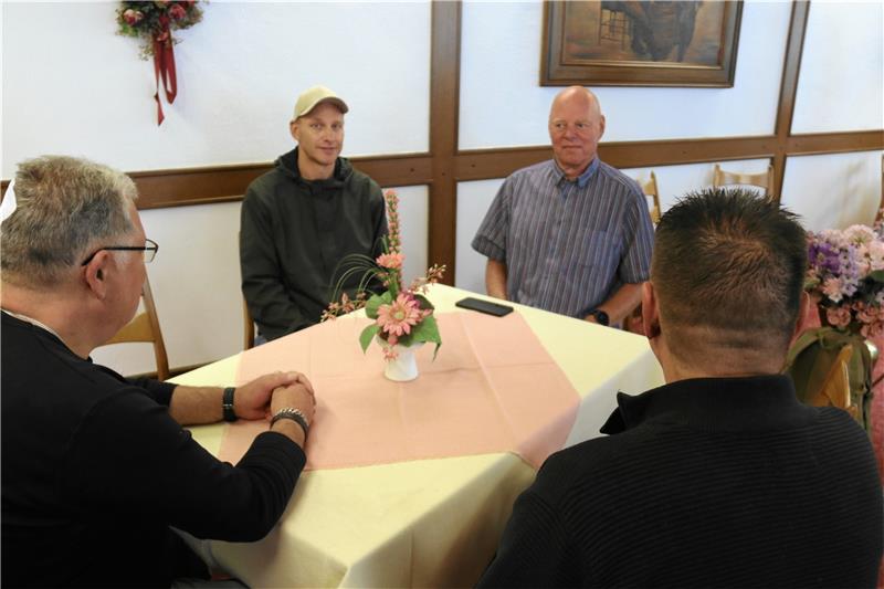 Goslarer Männergruppe spricht über Panikattacken und Flashbacks Die Gruppe um Volker von Thenen (2. von rechts) trifft sich an unterschiedlichen Orten. Hier ein Gespräch in der Goslarer Gaststätte „Kinderbrunnen“. Foto: Hartmann