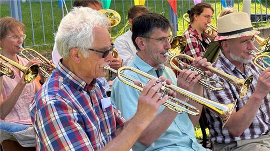 Die Gruppen Credo-Brass und der Posaunenchor Wendhausen treten beim Sommerfest gemeinsam unter der Leitung von Sören Schmidt auf.