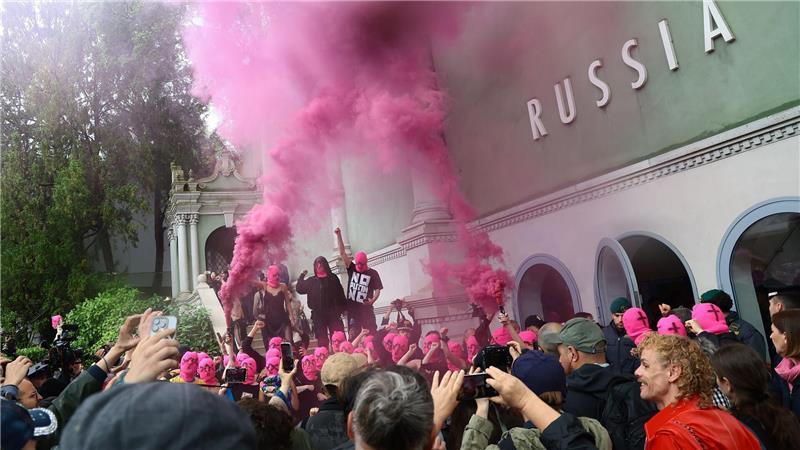 Venediger Kunstbiennale startet nach Chaos und Kontroversen Die Gruppierungen Pussy Riot und Femen haben schon vor dem offiziellen Biennale-Start farbenfroh gegen Russlands Anwesenheit demonstriert.