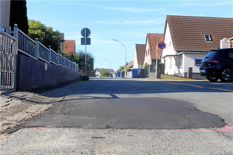 Die Gullydeckel auf der Heimbergstraße sind mit Asphalt überzogen. Foto: Wendt