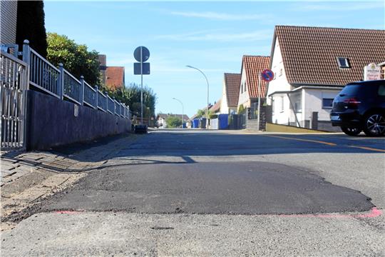 Die Gullydeckel auf der Heimbergstraße sind mit Asphalt überzogen. Foto: Wendt