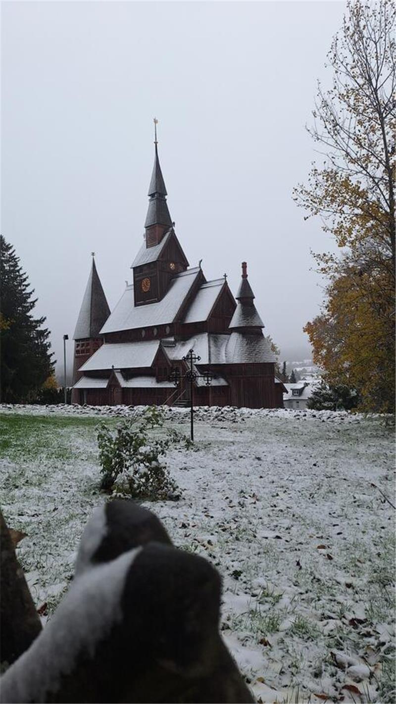 Die Gustav-Adolf-Stabkirche in Hahnenklee wirkt geradezu wie aus einem Märchen e...