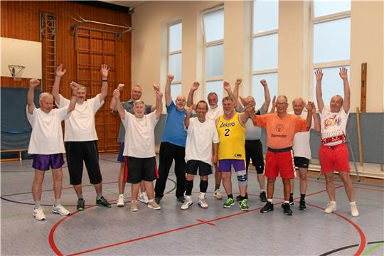 Die Gymnastik-Männer um Reinhard Taube (Mitte, hinten) sind eine starke und kameradschaftlich eng verbundene Truppe. Beim Fototermin am Donnerstagabend fehlte ein Sportler. Foto: Leifeld