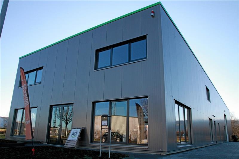 Ehemaliger WvS-Direktor handelt nun mit Ausrüstung für Soldaten Die „HCS Ausrüstungs GmbH“ hat ihren Sitz am Goedeckekamp im Gewerbegebiet Nord.