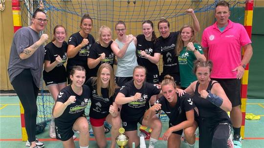 Die HSG Liebenburg-Salzgitter feiert mit Trainer Stephan Schönfeldt (r.) den Sieg bei einem Vorbereitungsturnier in Peine. Das offizielle Teamfoto für die Saison 2024/25 wird erst am Sonntag gemacht.