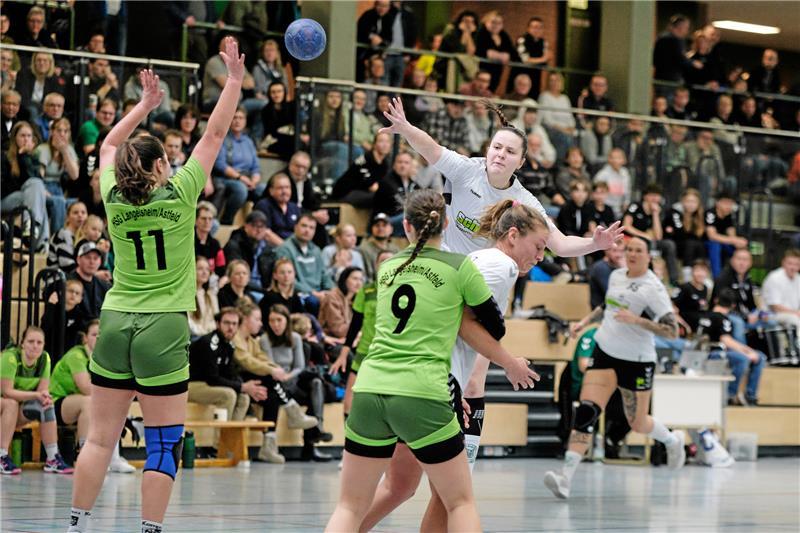 LiSa bleibt dran, und Langelsheim schöpft Mut Die HSG Liebenburg-Salzgitter, hier Leoni Reske im Wurf, hat noch drei entscheidende Heimspiele.