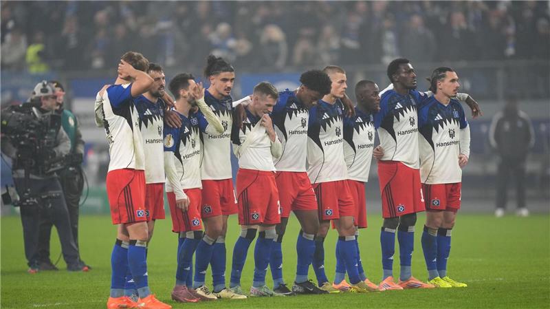 Die HSV-Profis beim Elfmeterschießen im DFB-Pokal gegen Kiel.