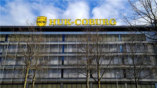 Die HUK-Coburg erwartet deutlich steigende Preise bei Autoversicherungen.