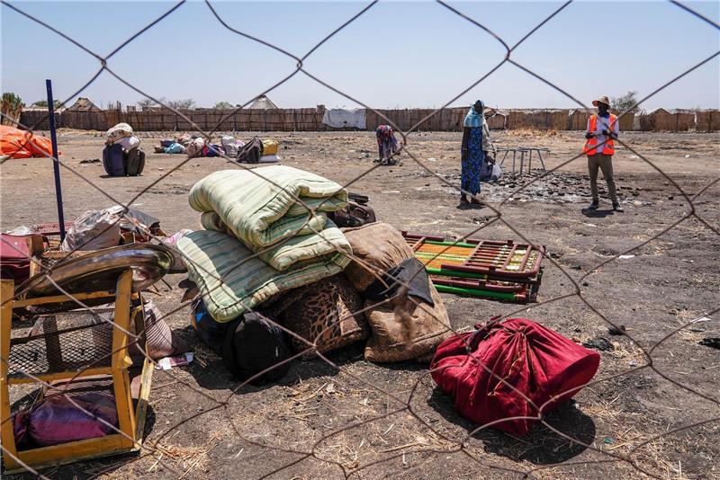 Mindestens 22 Zivilisten sterben bei Luftangriff im Sudan Die Habseligkeiten von Menschen, die die Grenze aus dem Sudan überquert haben, liegen in einem Hof am Grenzübergang.