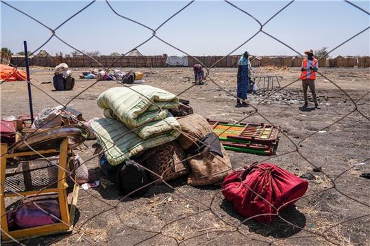Die Habseligkeiten von Menschen, die die Grenze aus dem Sudan überquert haben, liegen in einem Hof am Grenzübergang.